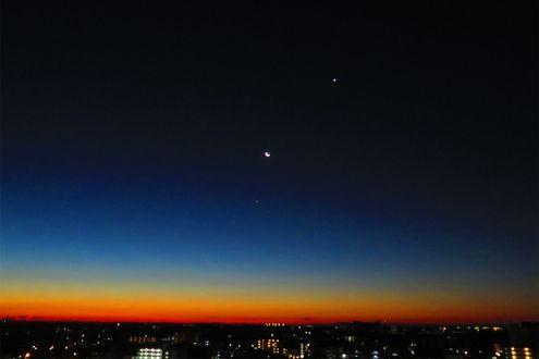 地平線が縁取られたような空に出合う「天文薄明」。昼と夜の境目が広がります