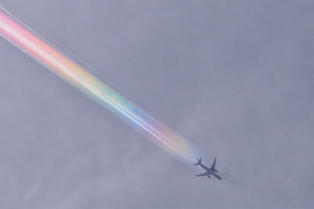 見られたらラッキー！ 虹色の飛行機雲に出合いやすい条件とは