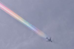見られたらラッキー！ 虹色の飛行機雲に出合いやすい条件とは