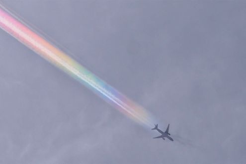 見られたらラッキー！ 虹色の飛行機雲に出合いやすい条件とは