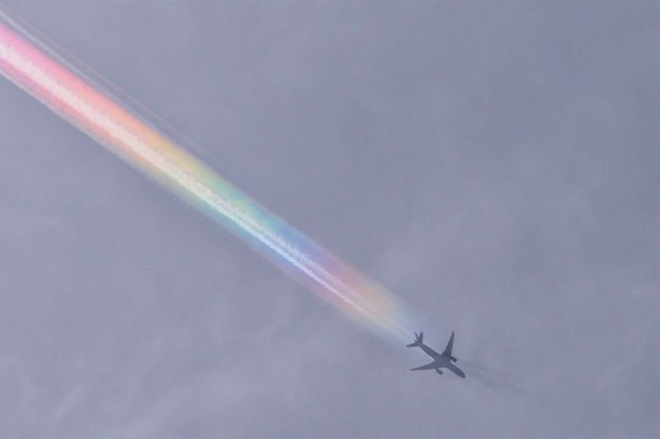 見られたらラッキー！ 虹色の飛行機雲に出合いやすい条件とは