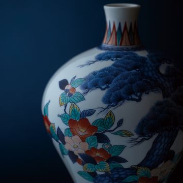 日本磁器の頂点を極める「鍋島焼」。現存する献上瓶子が一堂に会する、「鍋島焼 献上の歩み展」が佐賀県立美術館で開催