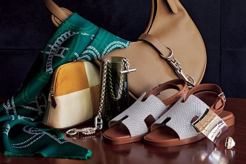 滑らかなレザーを美しく縫い上げたエルメスの新作バッグ。馬具モチーフが品格をプラス