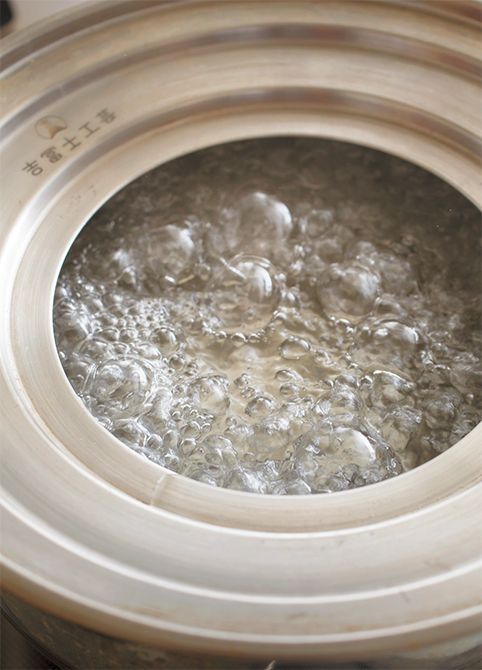 せいろよりも一回り大きい鍋に湯をたっぷりと沸かす。