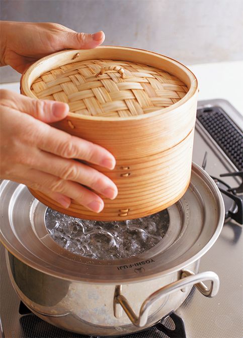 せいろを鍋にのせたら、湯気が出る程度の中強火でほったらかし（調理時間はせいろや食材によって異なる）。湯が少なくなったら熱湯を足す。