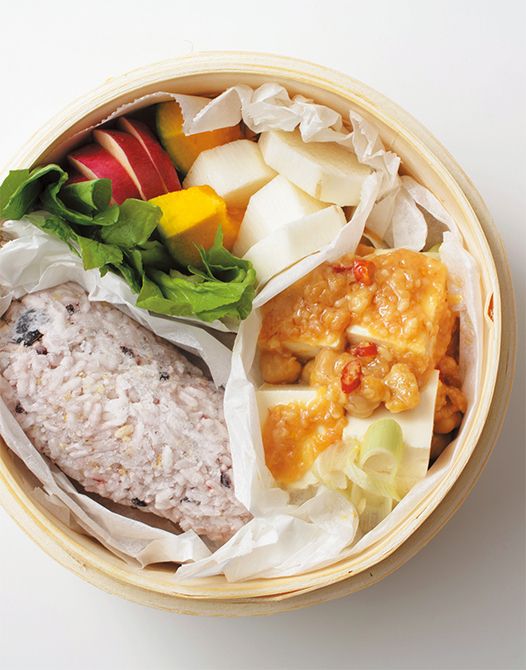 クッキングシートで区切れば、夕食の献立を一気に蒸すことも可能。