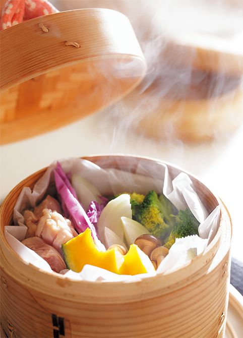  材料に火が通っているか確認して、足りなければ追加で数分蒸す。蒸し器を開けるときは、やけどに十分注意を。