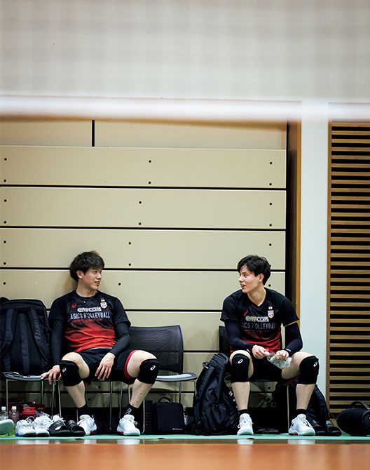 練習の合間では2大エースがリラックスして談笑する場面も。合宿後に行われたネーションズリーグ（VNL）日本ラウンドにて、髙橋選手も躍動した。