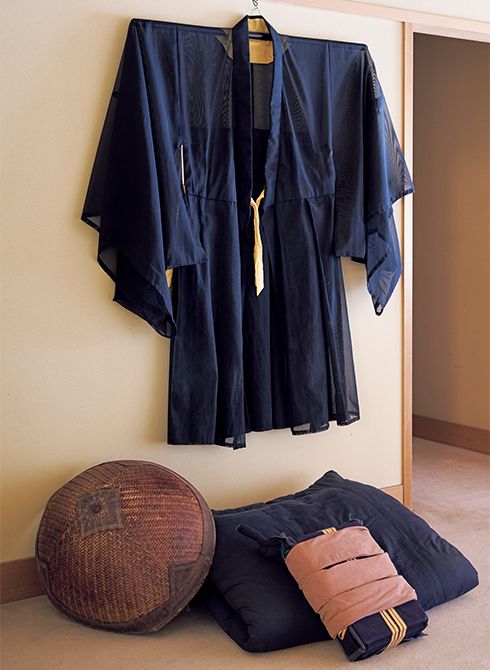 修行中に使っていた衣、編代笠、袈裟文庫、単布団。袈裟文庫は、雲水が行脚中に携帯する荷物入れ。食器「持鉢（じはつ）」や経本・剃刀などを挟む。