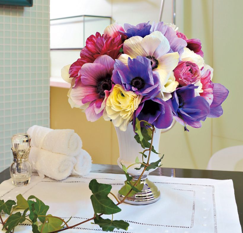 季節ごとに、赤、紫、黄色の花を飾りましょう。