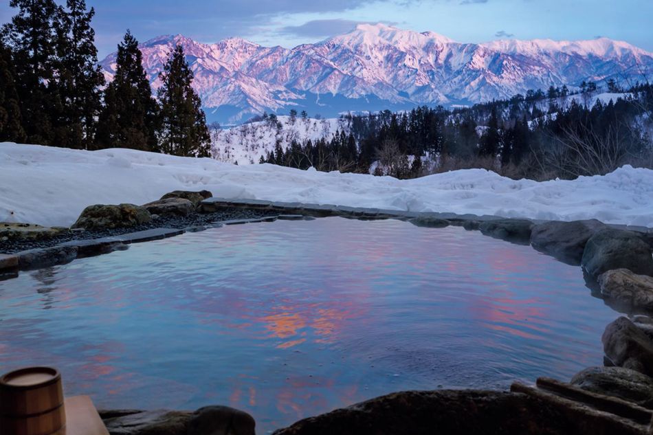 美容液のようなとろみに癒される。新潟「里山十帖」の絶景露天風呂