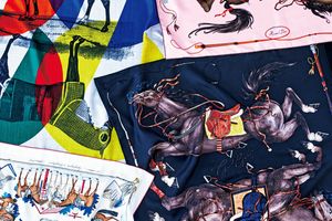 エルメスのルーツとなる馬と馬具を描いた優雅なシルクスカーフのコレクション