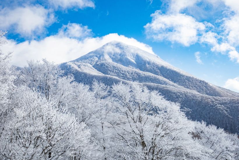 山頂の連結リフトから望む磐梯山と霧氷。静かにそびえ立つ磐梯山の美しさに感動する。