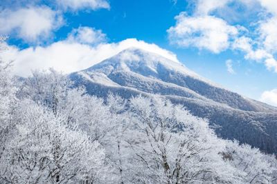 山頂の連結リフトから望む磐梯山と霧氷。静かにそびえ立つ磐梯山の美しさに感動する。