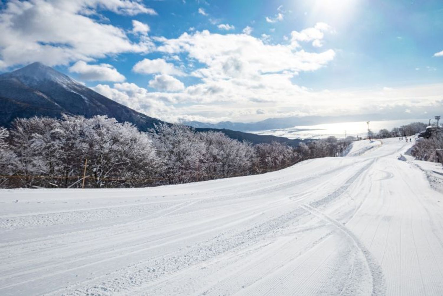 「南エリア」ではロングコースが備えられており、磐梯山と猪苗代湖を眺めながらの絶景クルージングを満喫できる。
