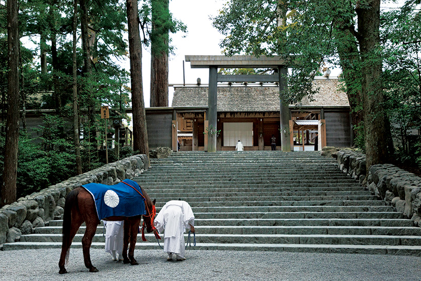 伊勢神宮」の神事では皇室から献上された神馬が正宮にお参りします