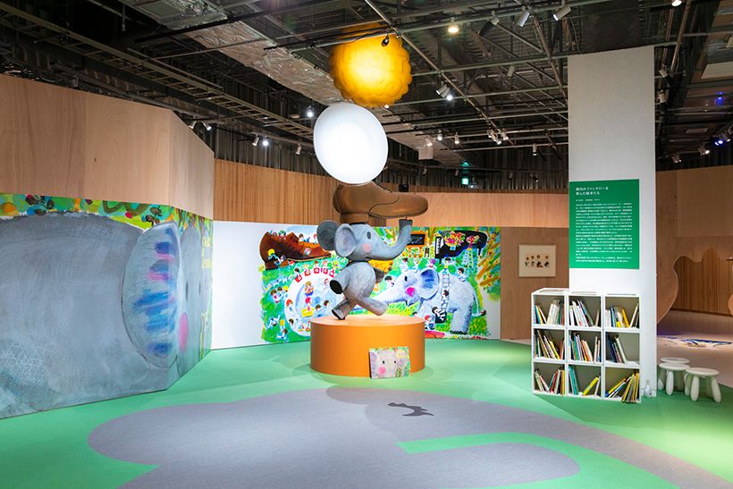 会場となる「PLAY! MUSEUM」は、“絵とことば”がテーマのミュージアムとして2020年、東京・立川に誕生。クリエイティブな空間設計、体験型の遊べる展示等で、一般的な美術館とは一線を画す独自のスタイルを確立している。PLAY! MUSEUM「堀内誠一展 FASHION・FANTASY・FUTURE」 会場写真 撮影:植本一子 提供:PLAY! ©Seiichi Horiuchi