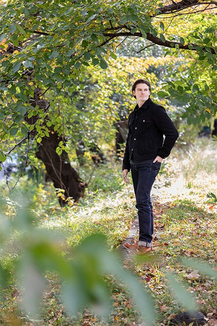 遊歩道から外れた土の上を踏み締め、「足元から伝わる季節にも思いを馳せるようになりました」と語ります。