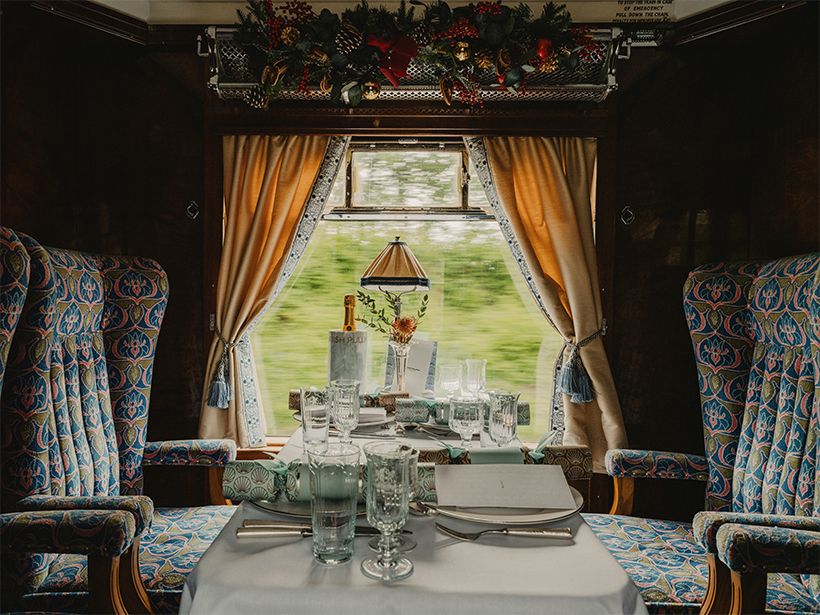 「動く優雅なレストラン」ともいわれる「ブリティッシュ・プルマン」。車窓から田園風景を眺めながら、ラグジュアリーな鉄道の旅が楽しめる。