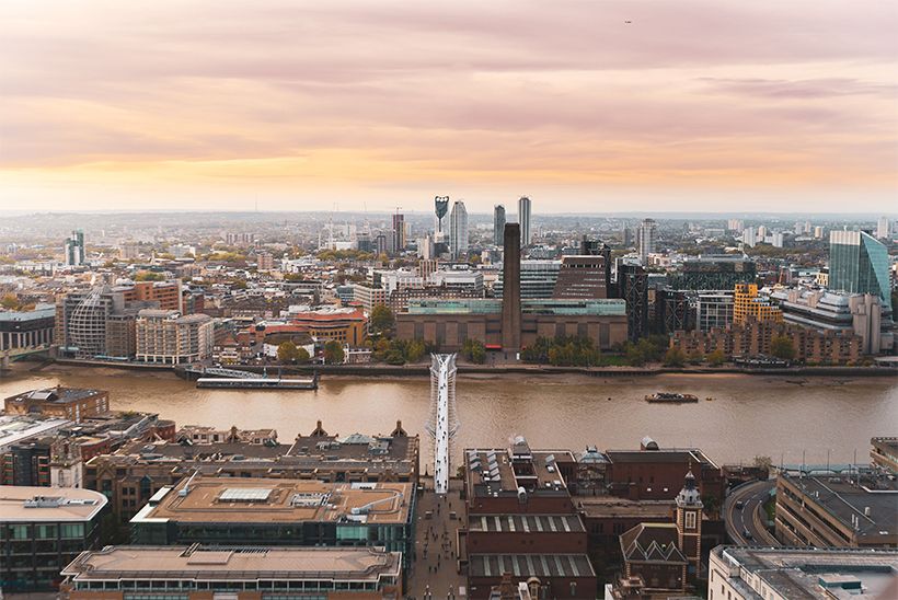 ロンドン中心部、テムズ川に2000年にかけられた、ミレニアムブリッジは、『ハリー・ポッター』シリーズに何度も登場。©Matador Network