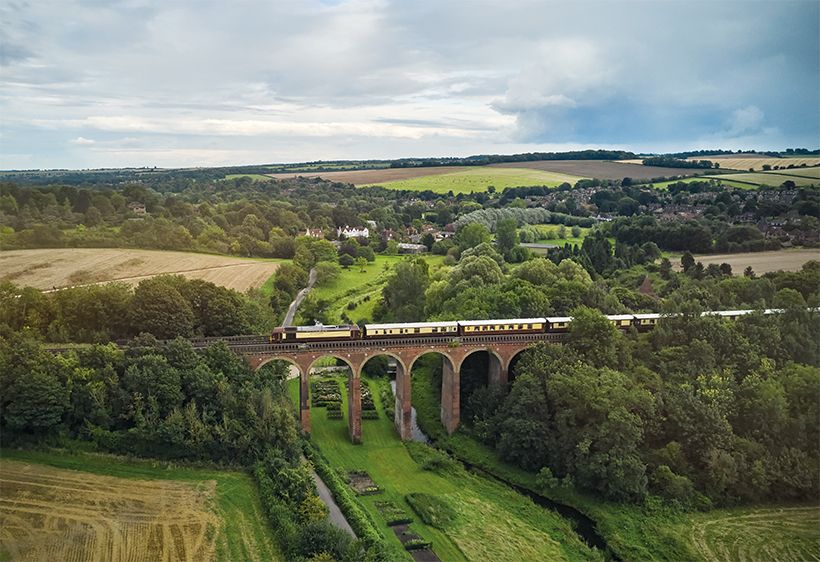 「動く優雅なレストラン」ともいわれる「ブリティッシュ・プルマン」。車窓から田園風景を眺めながら、ラグジュアリーな鉄道の旅が楽しめる。