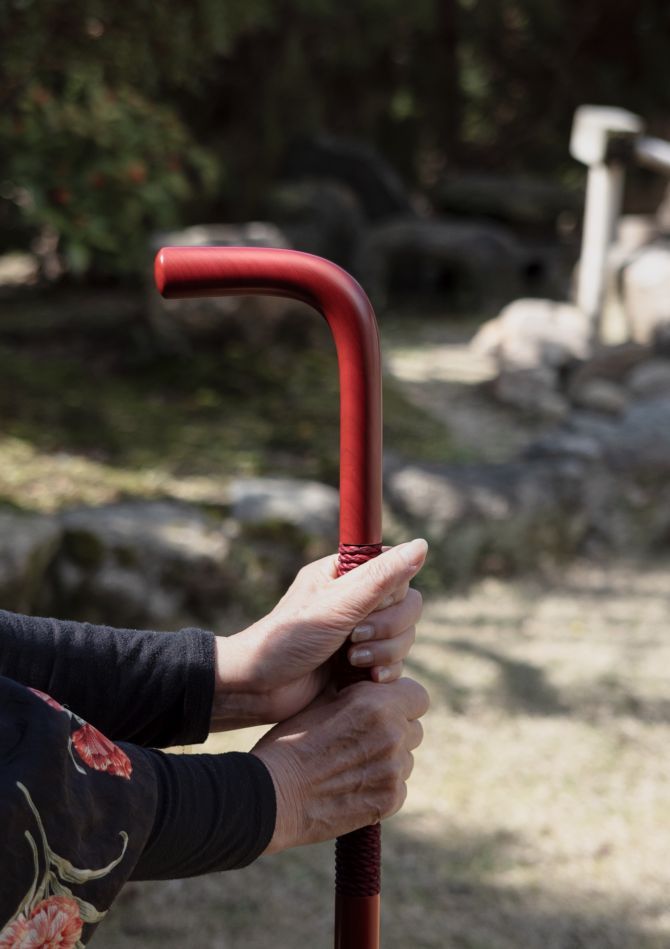 「UP」。杖の材料はナラ材。カリモク家具ならではの、手になじみやすい、やわらかな質感。