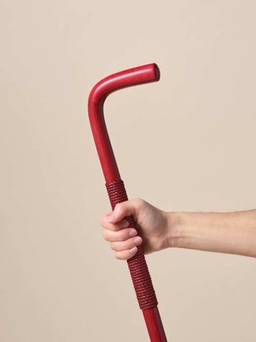 ペーパーバーコードが巻かれた持ち手はデザインのアクセントでありながら、グリップとしての機能も持つ。