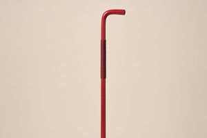 世界的デザイナー、武内経至氏がデザインした木製杖「UP」がカリモク家具より登場