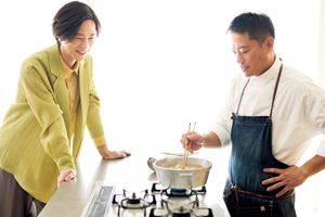 栗原心平さんが“演歌界の貴公子”山内惠介さんを、鍋料理でおもてなし。豚だんごと春雨の白菜鍋、お鍋のおとものレシピ