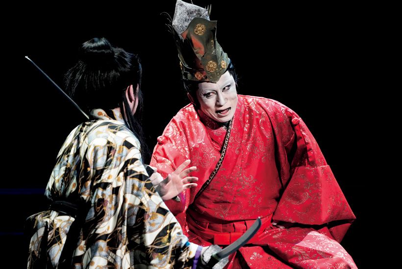 松本幸四郎さん演じるライ。欲望と野心が膨れ上がり、次々と噓に噓を重ねて、出会う人を利用しながら王の座にまでのし上がる大輪の悪の華。©松竹