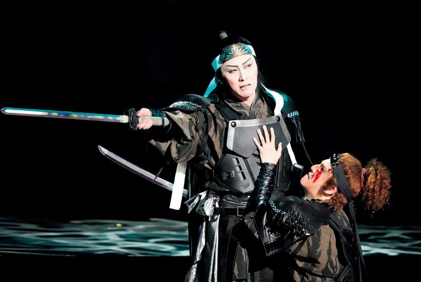 尾上松也さん演じるライ。運命にもてあそばれ、悪の道へと引きずり込まれていく姿からは孤独と哀しみが滲む。右はキンタ役の尾上右近さん。©松竹