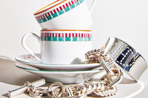 ボリューム感たっぷりのエルメスのアイテムで手元に洗練されたインパクトを