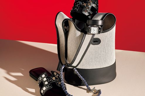 黒レザー×キャンバス地にときめくエルメスのバッグ。春夏のお出かけはサンダル合わせで