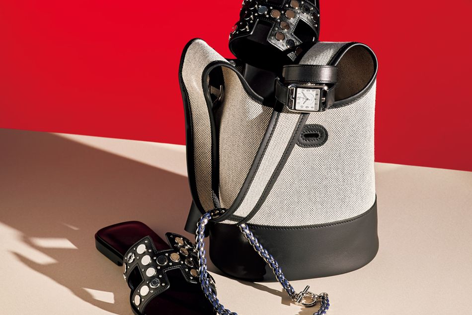 黒レザー×キャンバス地にときめくエルメスのバッグ。春夏のお出かけはサンダル合わせで