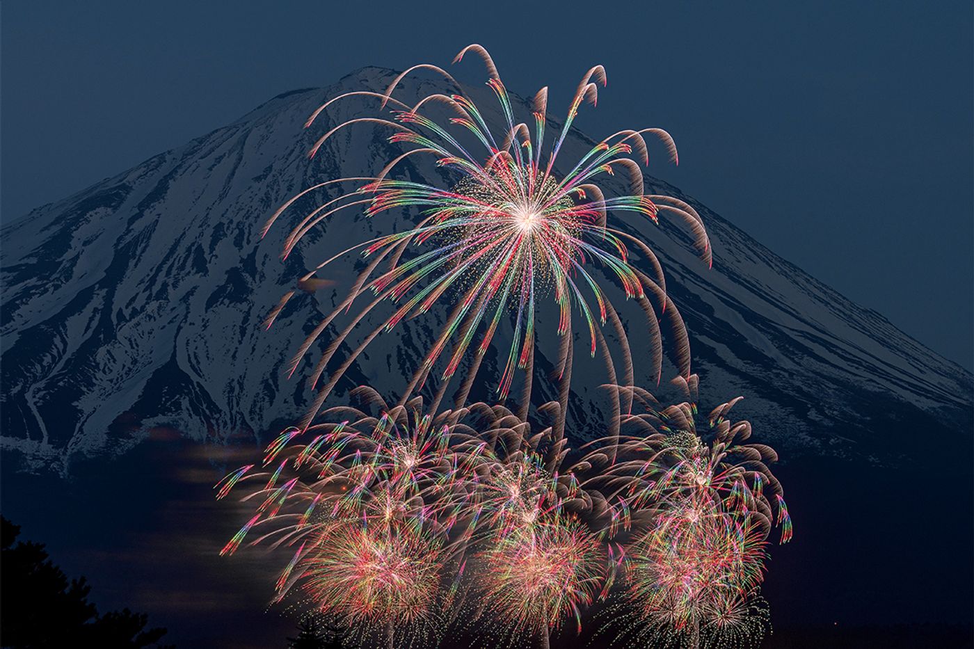 世界遺産・富士山をバックにした感動体験「絶景花火」。この春、五感を解き放つ至高の花火芸術を