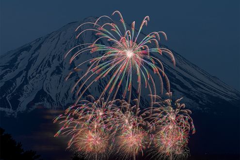 世界遺産・富士山をバックにした感動体験「絶景花火」。この春、五感を解き放つ至高の花火芸術を