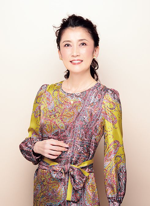 ワンピース（参考商品）／インドゥエリスイヤリング60万7200円　ネックレス46万6400円／ともにニナ リッチ（エスジェイ ジュエリー）