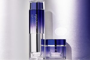 ハリにつながる豊潤な保湿力。一路真輝さんが「ロート製薬」の最高峰エイジングケアラインをお試し