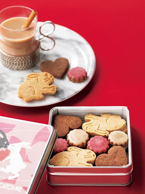 うさぎの形をしたバニラクッキー、ビター風味のチョコチップハートクッキー、ココア生地にアイシングを施したクッキーの詰め合わせ。「スパイスのきいたチャイと一緒にいただくのがおすすめです」と石井さん。