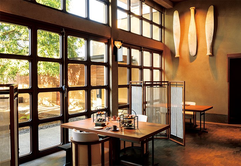 「食房」の壁には、飛行機のプロペラのオブジェが掛けられている。 13時30分からアフタヌーンティーも楽しめる（9000円～、要予約）。