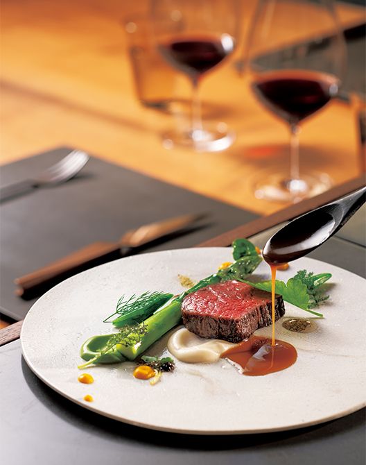 北海道産の昆布黒牛フィレ肉のローストは、最後に炭火であぶり、香りをまとわせている。名残の月光ゆり根のピュレを添えて。料理人が目の前で仕上げをしてくれるのも楽しみの一つ。