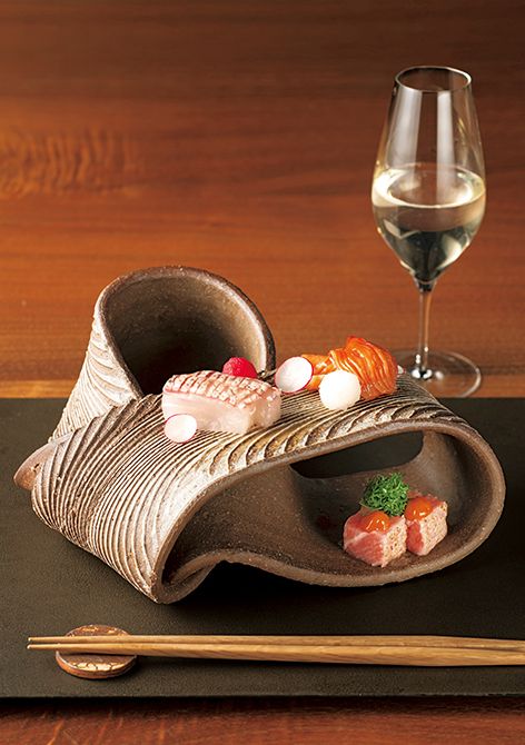 ときと独自の昆布ジュレ“うじお”を料理名にしたお造り3種。基本のジュ レに、鯛にすだち、赤貝にしょうが、大とろの焼き霜にはうに醬油の香りを添えて。器は備前の作家、石田和也 作。