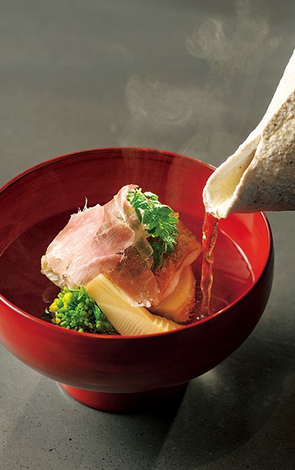 前菜に続いて出される椀物“ぬくもり”は、のどぐろ、たけのこ、菜の花。昆布とまぐろ節でとっただしに、北海道産生ハムの香りをきかせている。