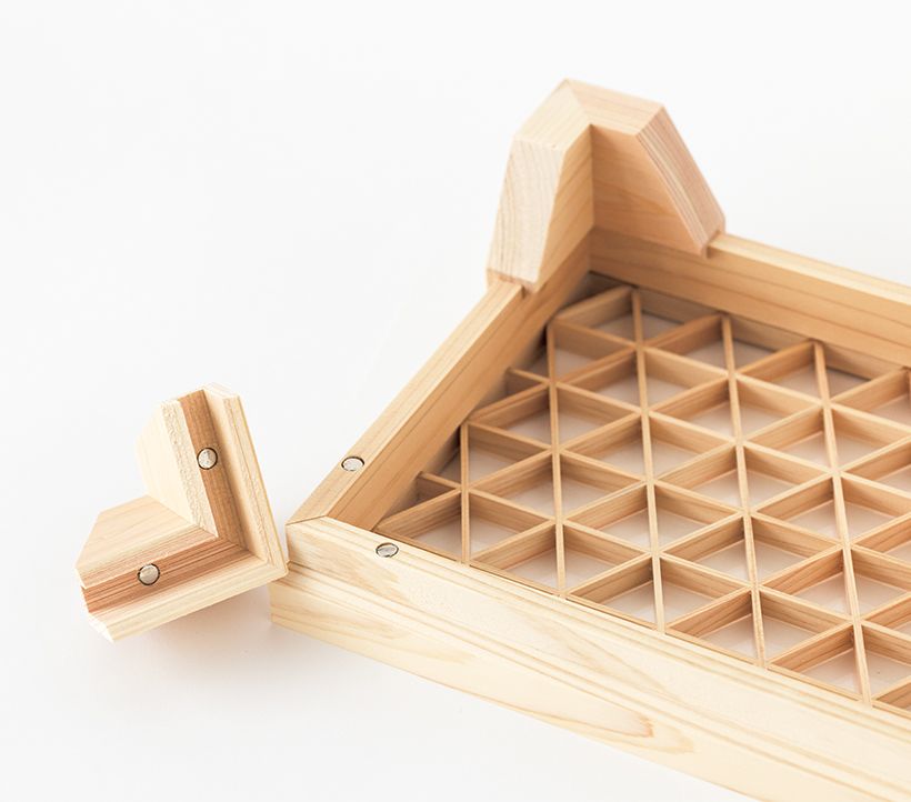 トレイの４隅の脚はマグネ ットが仕込まれていて取り外し ができ、フラットでも使える。