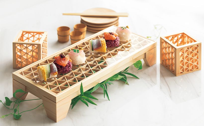 脚をつけて高くしたトレイ。下にはグ リーンなどを仕込むことができ、組子 の間から透けて見える光景は爽やか。