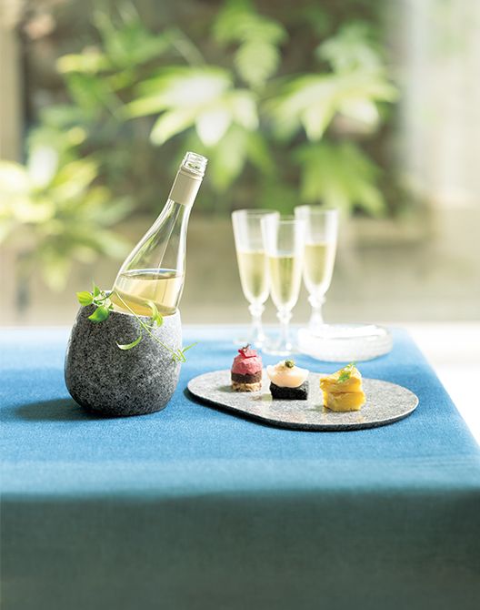 陽光輝く室内でのブランチシーン。しっかり冷えたクーラーには白ワイン、同じ庵治石のプレートにはフィンガーフードを盛って。