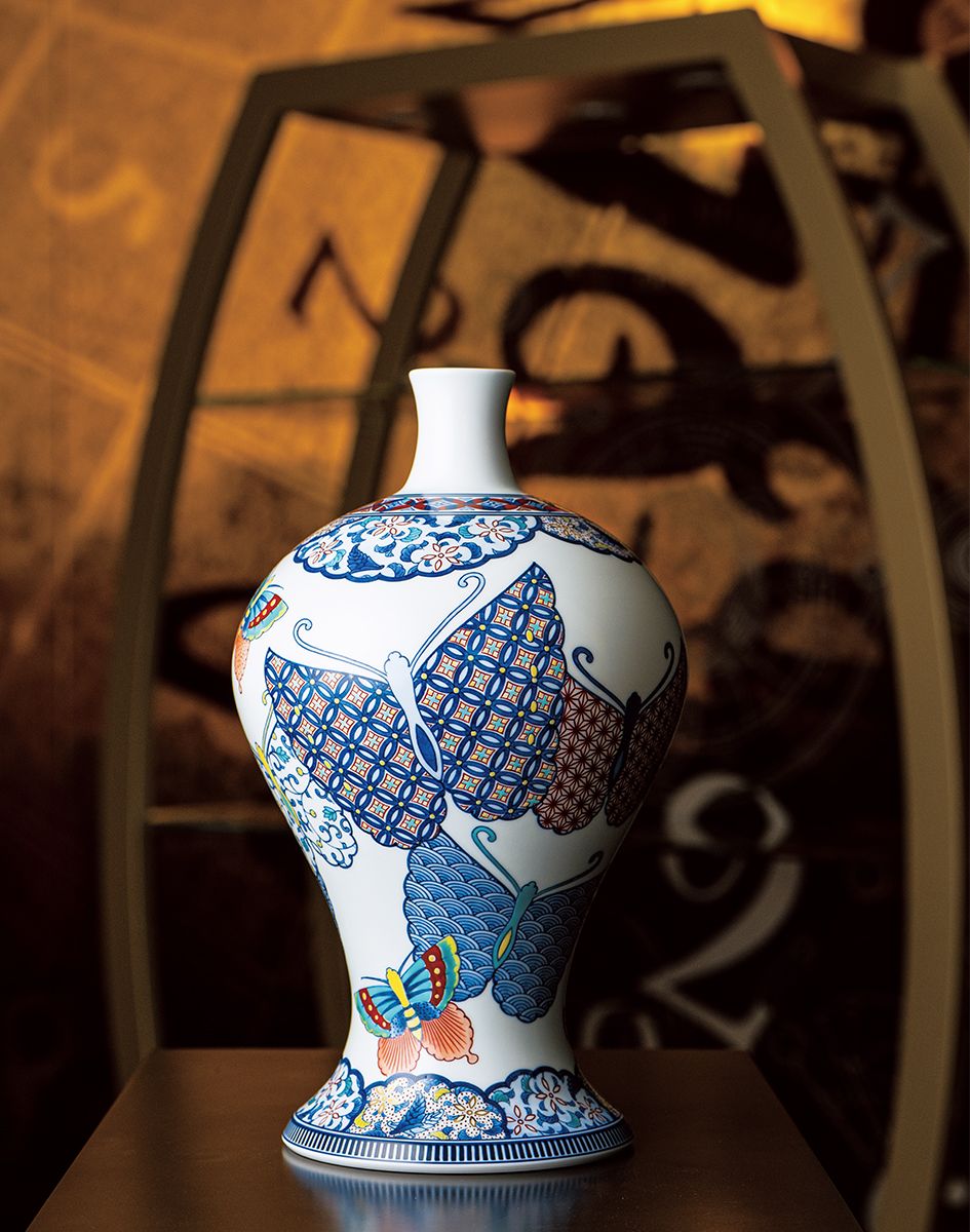 「フランク ミュラー」の世界観を見事に映し出し た「色鍋島蝶地文唐草瓶子」。東京・銀座の「フ ランク ミュラー」ブティックで2026 年4 月1 日 から展示スタート予定。　●フランク ミュラー ウォッチランド東京　東京都中央区銀座5-11-14