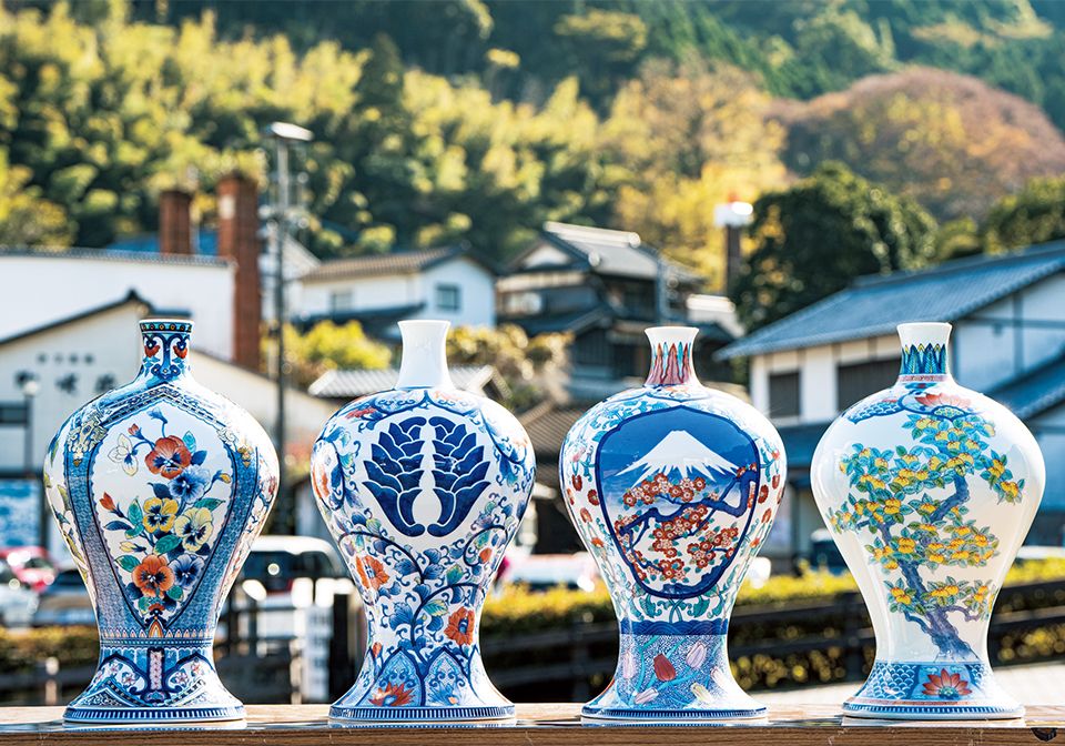 これまでに献上された瓶子から。（右から）浜松 市への「色鍋島青海波橘文瓶子」、オランダとの交流 を記念した「間取吉祥チューリップ唐草文瓶子」、鍋 島家へ献上された「色絵杏葉紋牡丹唐草文様瓶子」、「色 鍋島四季草加文瓶子」は大阪市へ献上、よく見ると通 天閣も描かれている。
