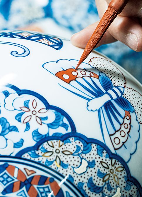 「鍋島御庭焼」が大切にしている〝蝶紋〟は吉 祥紋の一つ。鍋島10 代藩主直正に嫁いだ11 代将 軍家斉の娘・盛姫に由来する柄だ。