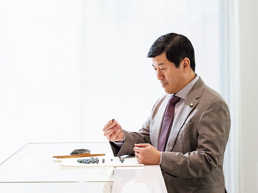 いそわ こうじ　慶應義塾大学経済 学部卒業。アンダーセン・コンサルテ ィング（現アクセンチュア）を経て清 美堂真珠入社。1999年社長就任。 タヒチパールプロモーション理事、日 本真珠輸出加工協同組合理事、東京真珠加工卸協同組合理事。